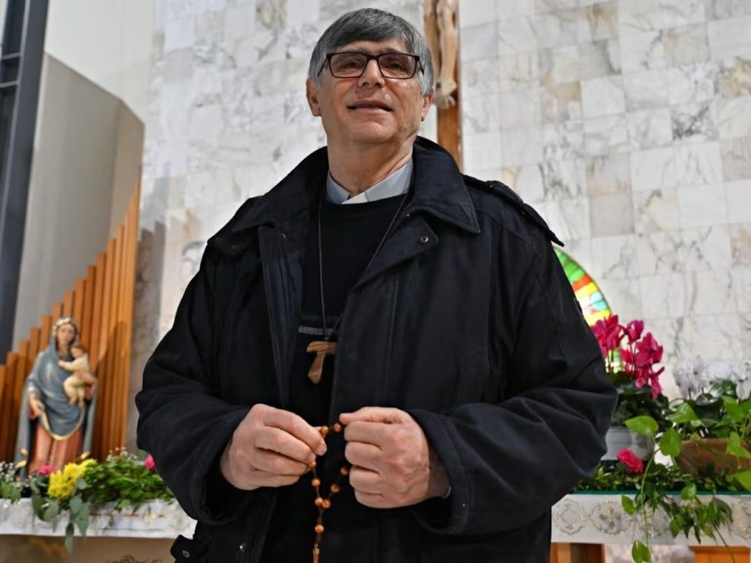 Don Maurizio Patriciello, el cura antimafia que fue amenazado en plena misa. (Foto: AFP/Andreas Solaro).
