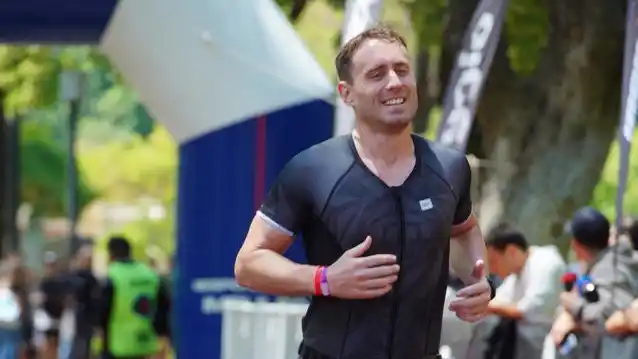 Leandro llegando a la meta del medio Ironman de Buenos Aires realizado hace pocos días