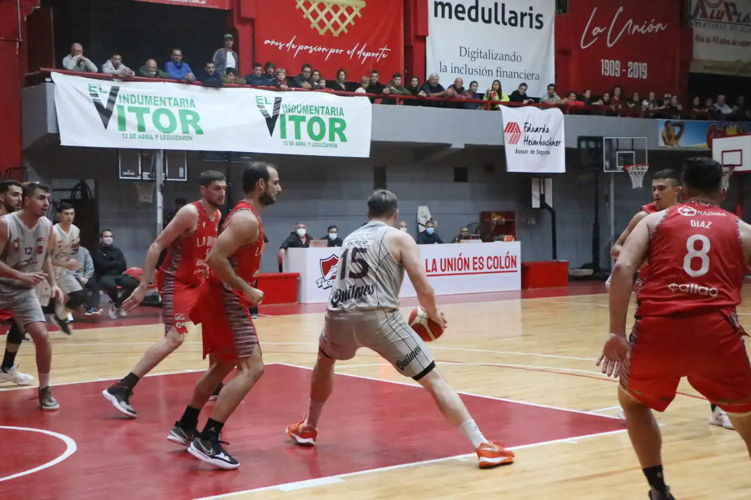 Central ganó un clásico como los de antes y sigue prendido en la pelea