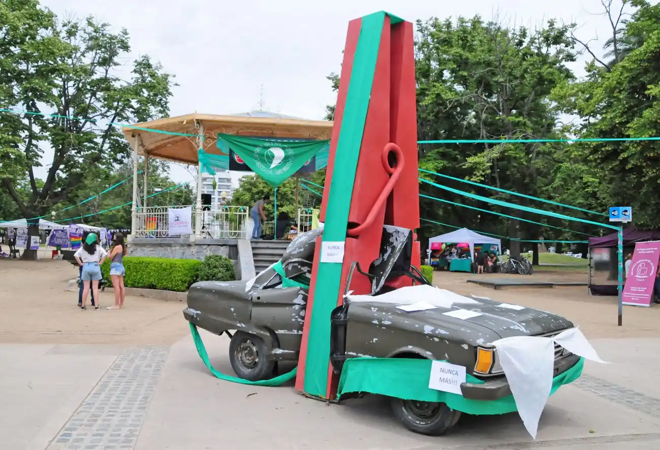 La plaza del centro se vistió de verde para acompañar la votación en el Congreso