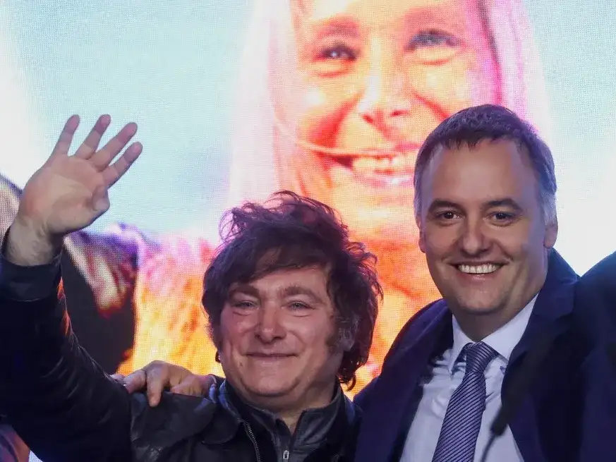 Milei se mantiene firme en la postura de respaldar incondicionalmente a Manuel Adorni en su cargo.