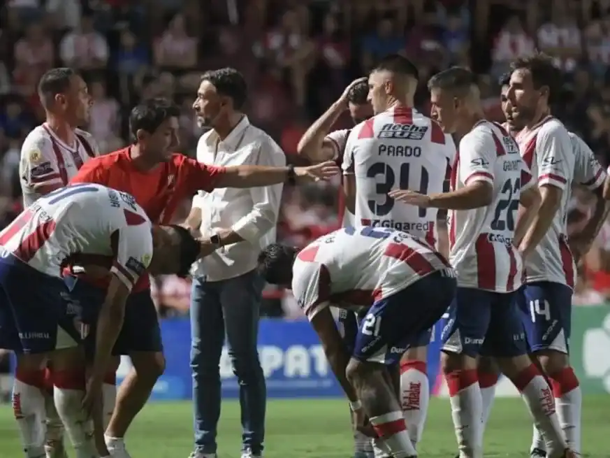 El Tatengue obligado a ganar en Mendoza.Foto:Manuel Fabatía