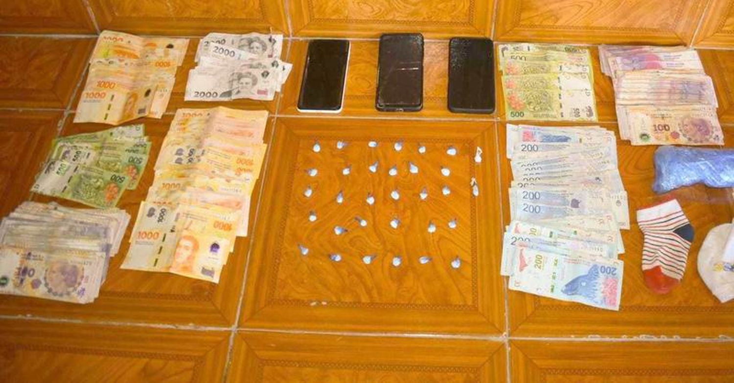 En la lucha frontal contra el narcomenudeo, se secuestraron
más de 30 envoltorios de cocaína hay 3 personas detenidas