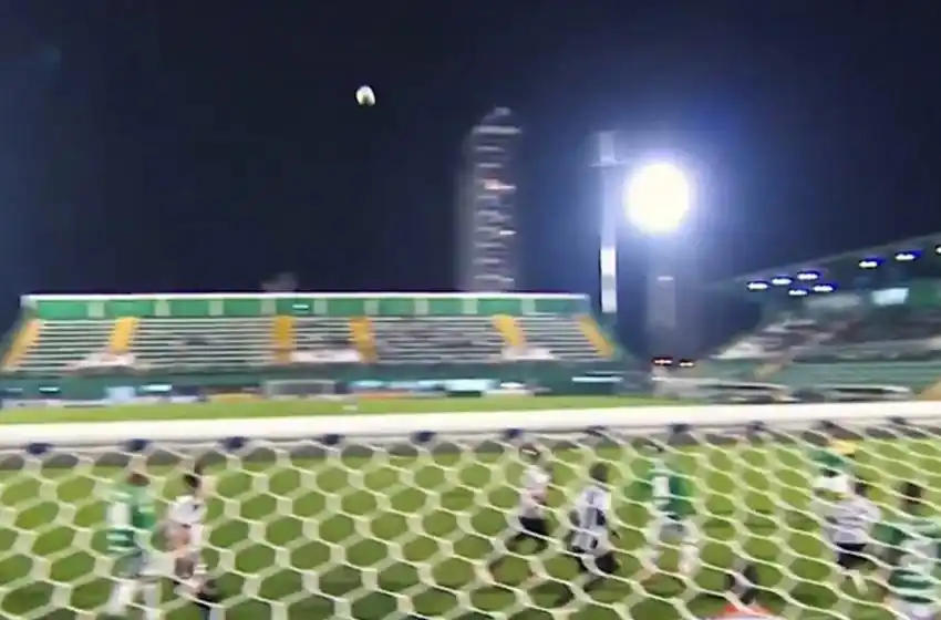 Un extraño movimiento de la pelota en el estadio del Chapecoense