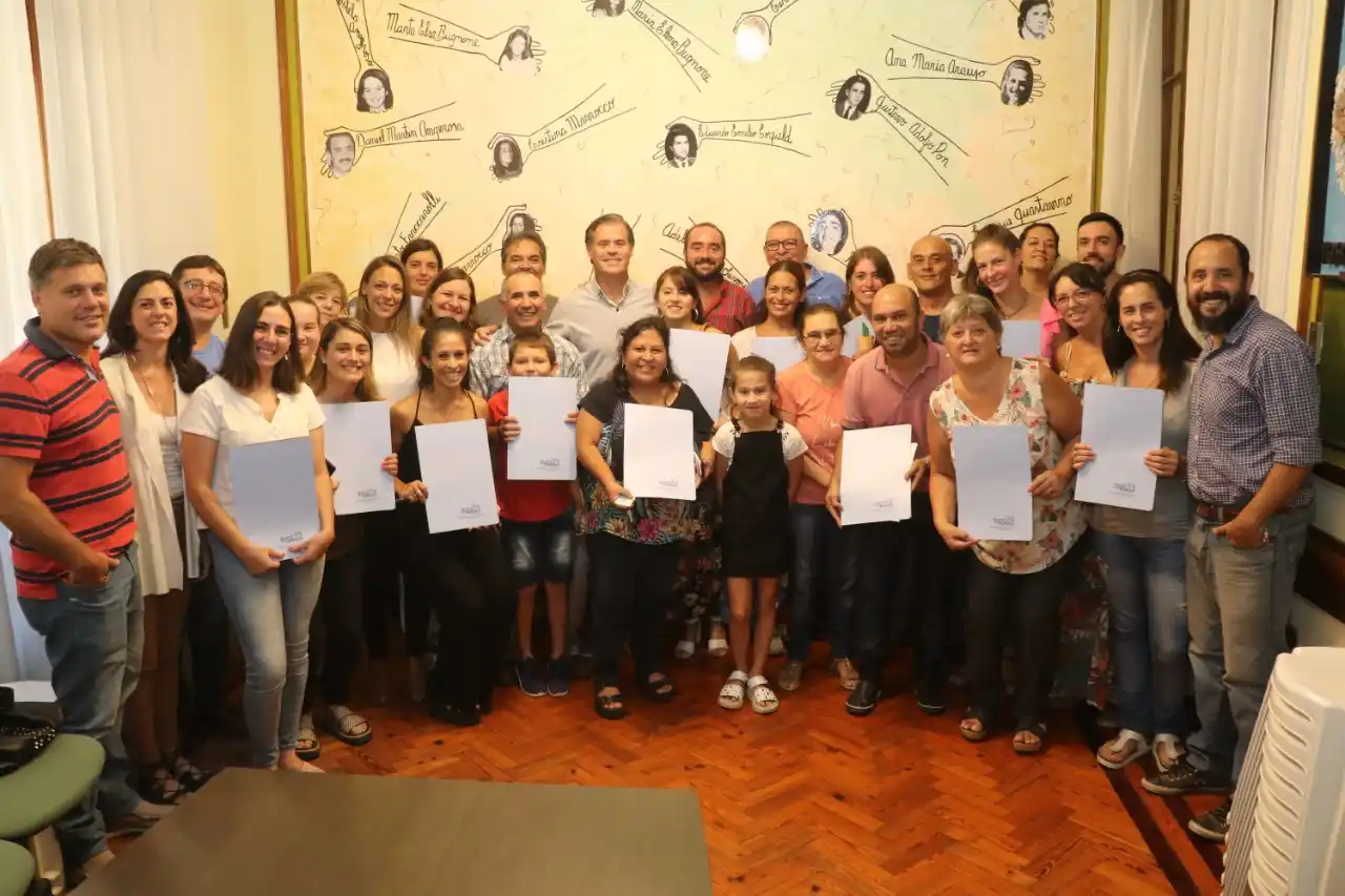  Tu primer terreno: Piaggio entregó 16 lotes a docentes de Agmer