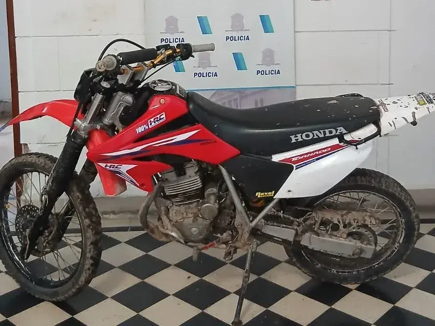 La moto fue descartada en un baldío. La policía cree que los ladrones se sintieron acorraladoss