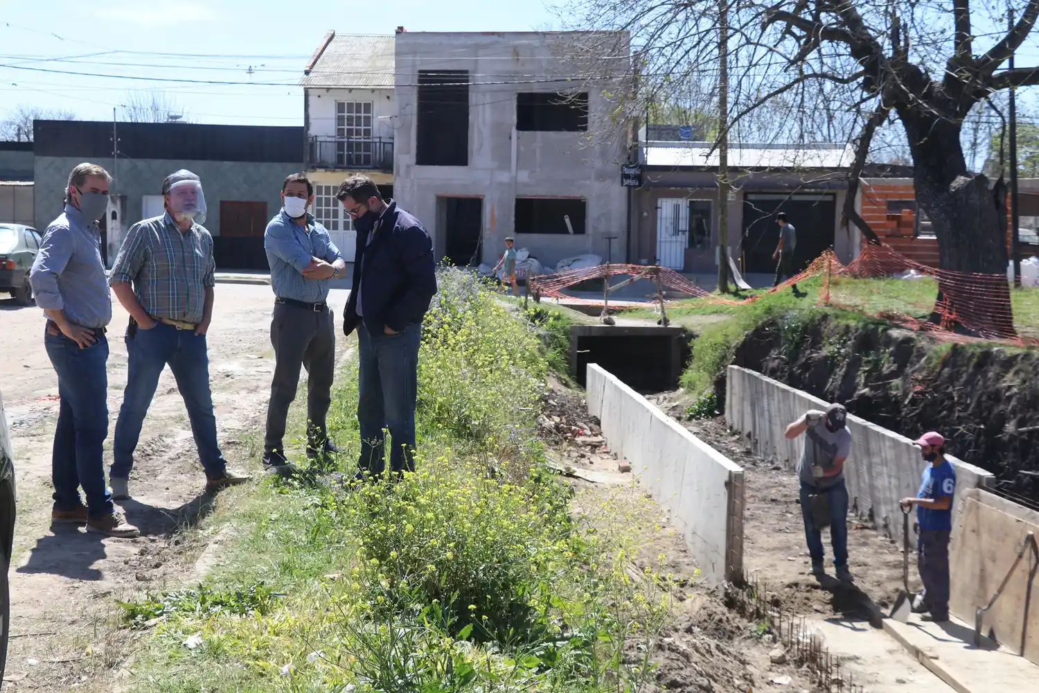 Piaggio recorrió las obras de saneamiento de desagües pluviales