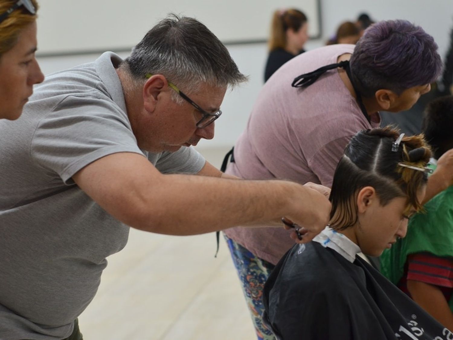 Terminó el taller de barbería y corte masculino