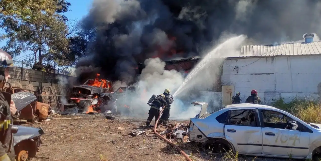 Un incendio de grandes proporciones se desató en un depósito perteneciente a la Policía Federal Argentina (PFA).