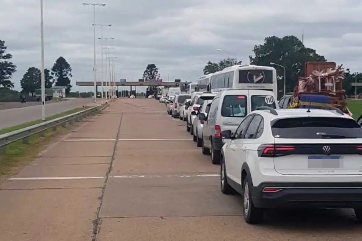 Larga fila de vehículos se formó en las entradas al túnel.