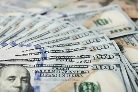 El dólar retrocedió nueve centavos, concluyó a $ 15,26 y puso fin a la racha alcista