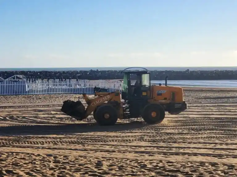 Mar del Plata: retiran algas de las playas con palas y camiones