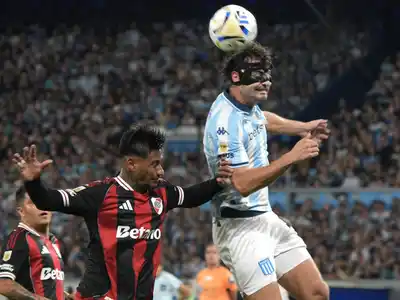 Sosa, una de las figuras de Racing, le gana a Portillo.