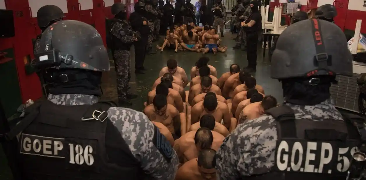 Subieron una foto “a lo Bukele” con los presos de Rosario, pero El Salvador le advirtió a Bullrich “es un error muy grave”