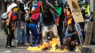 VENEZUELA: Protestas y represión policial tras el ataque al Parlamento