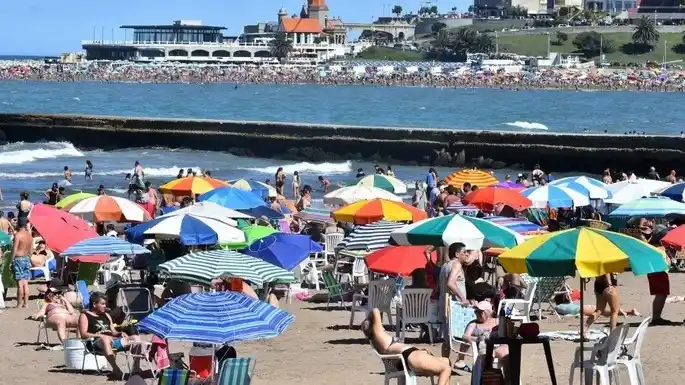 El secretario general de UTHGRA Mar del Plata, Pablo Santín, analizó el movimiento y destacó que, más allá de que el clima acompañó “a medias”, el nivel de actividad fue "muy bueno" tanto en la hotelería como en la gastronomía, especialmente entre el jueves y el domingo.
