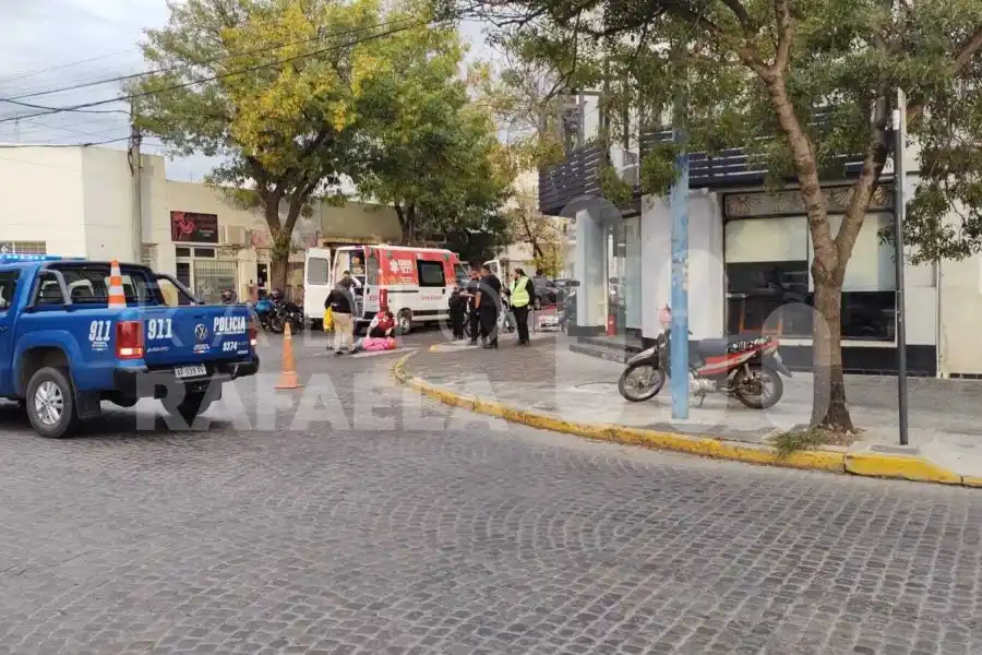 Una mujer protagonizó un motoderrape debido al asfalto mojado: por el impacto fue trasladada al Jaime Ferré
