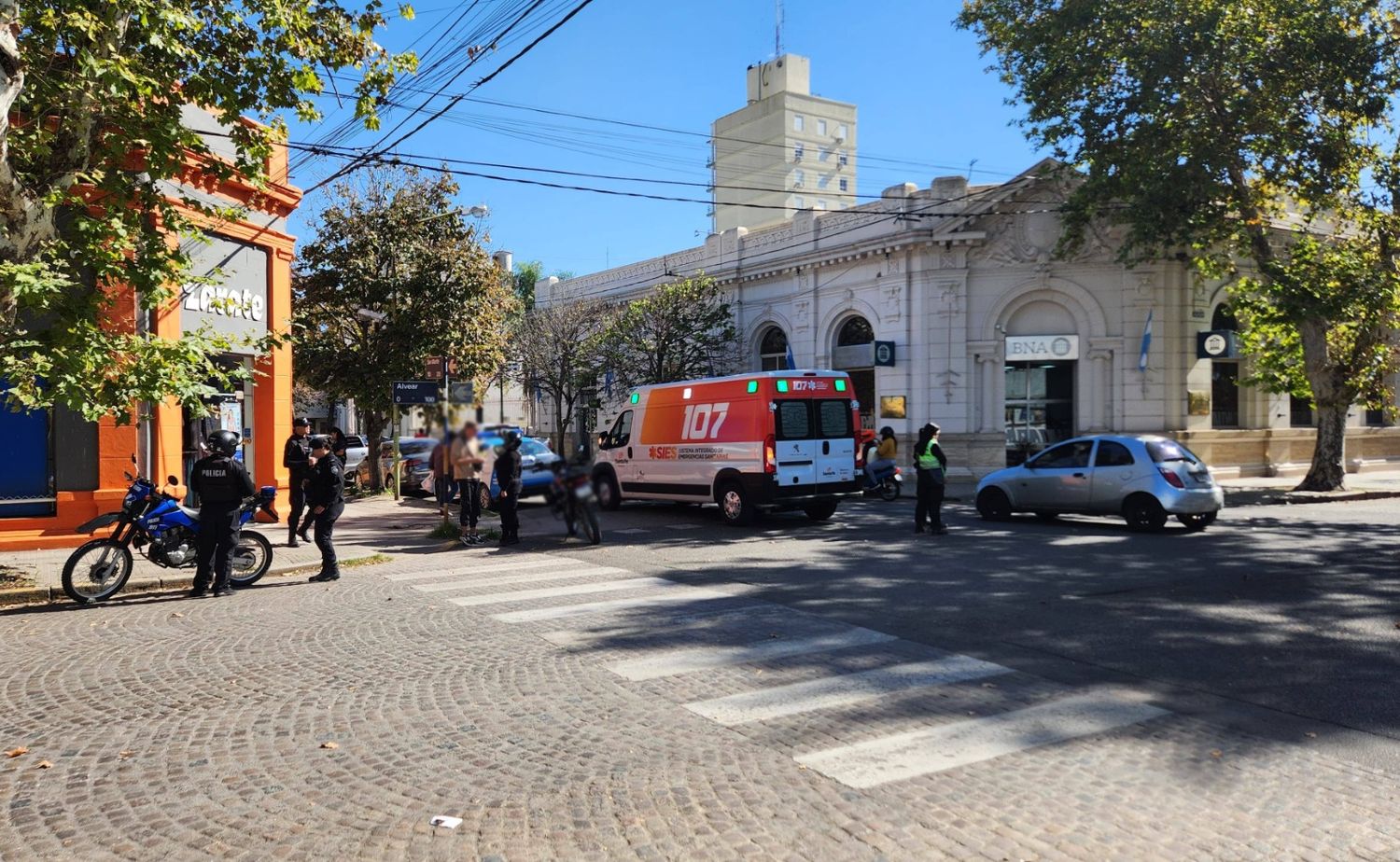 Accidente en pleno centro, frente a Banco Nación | Crédito: RADIO RAFAELA - 5