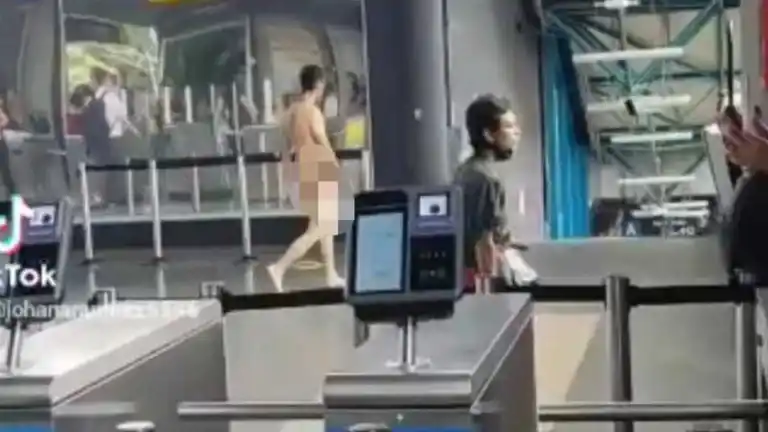 Insólito: un hombre se paseó desnudo por el metro de Medellín