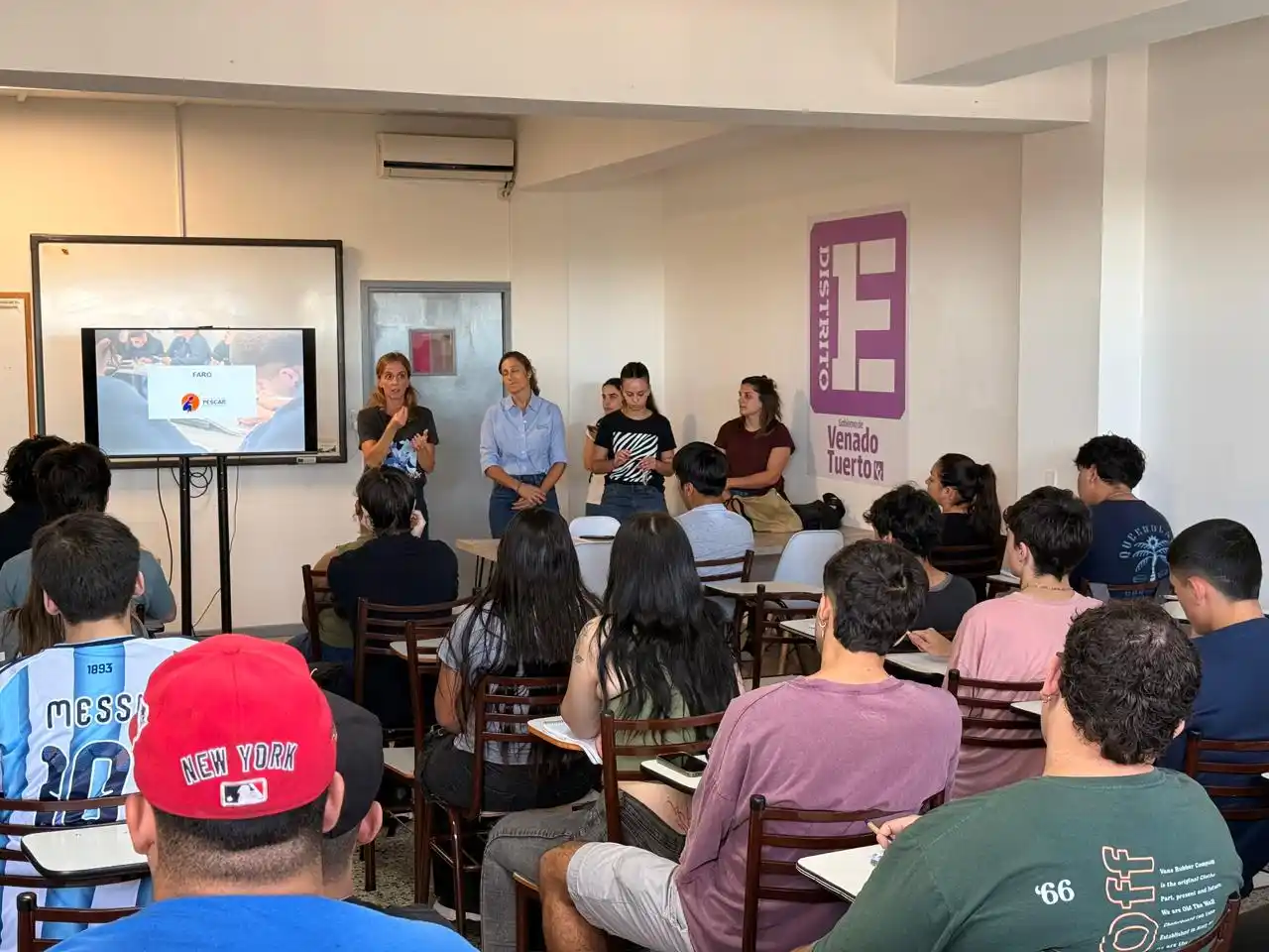 La directora de Empleo, Inés Paitovi, le dio la bienvenida a los participantes.