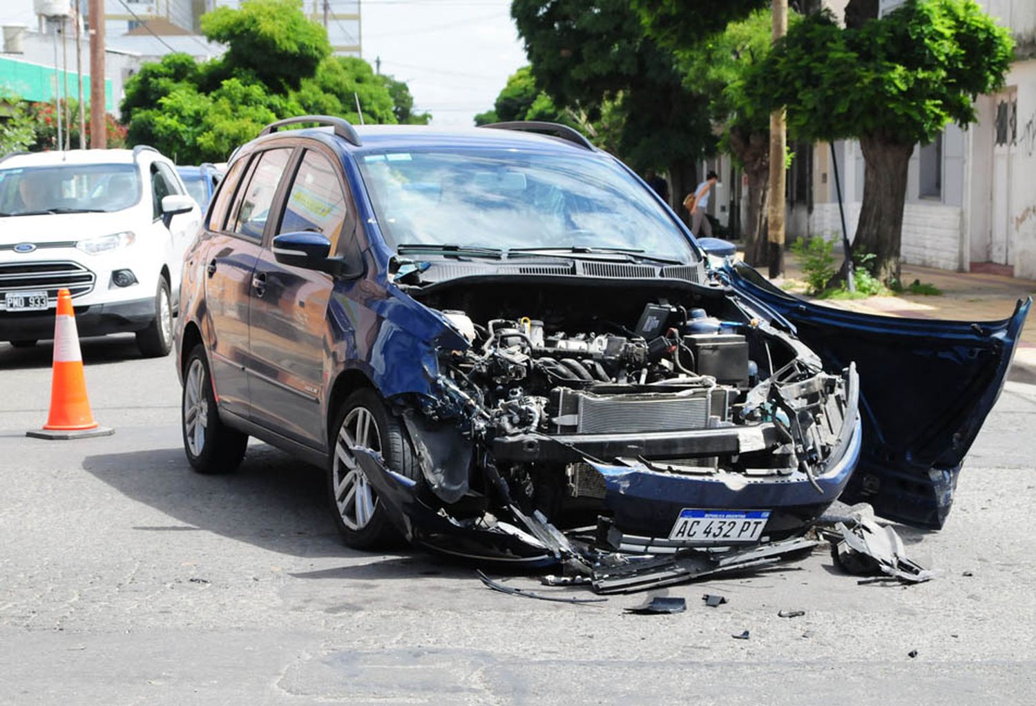 El conductor de un automóvil fue trasladado al Hospital tras colisionar contra un camión