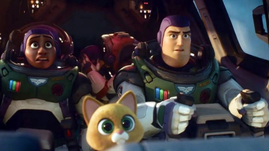 Vetaron la película animada “Lightyear” por una escena de beso lésbico