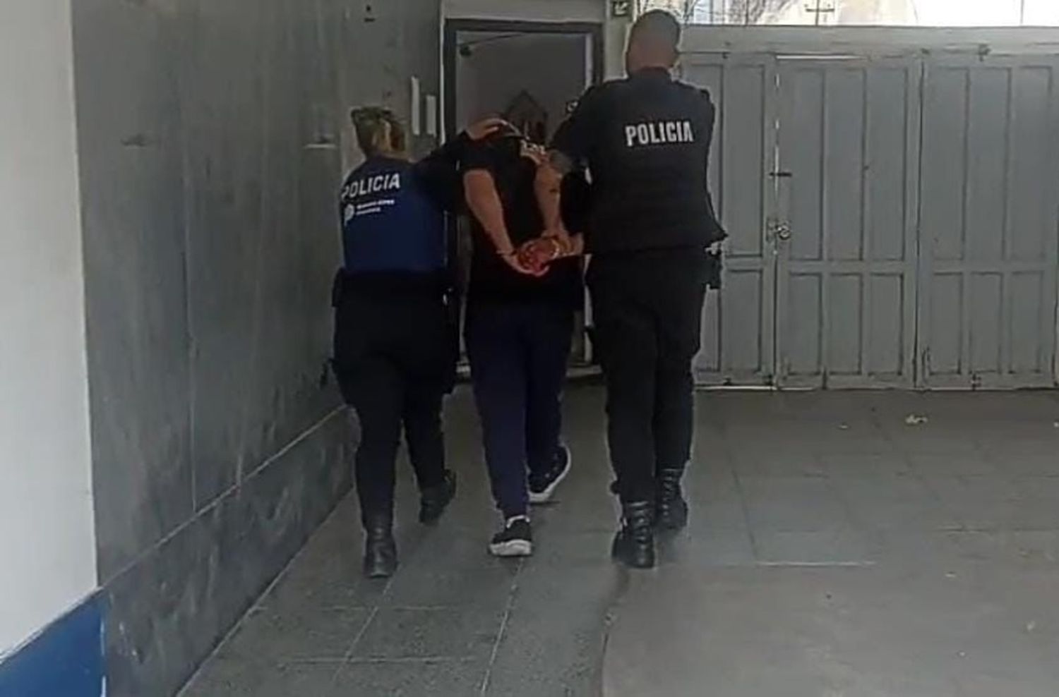 Atacó a una mujer con una hoja de metal