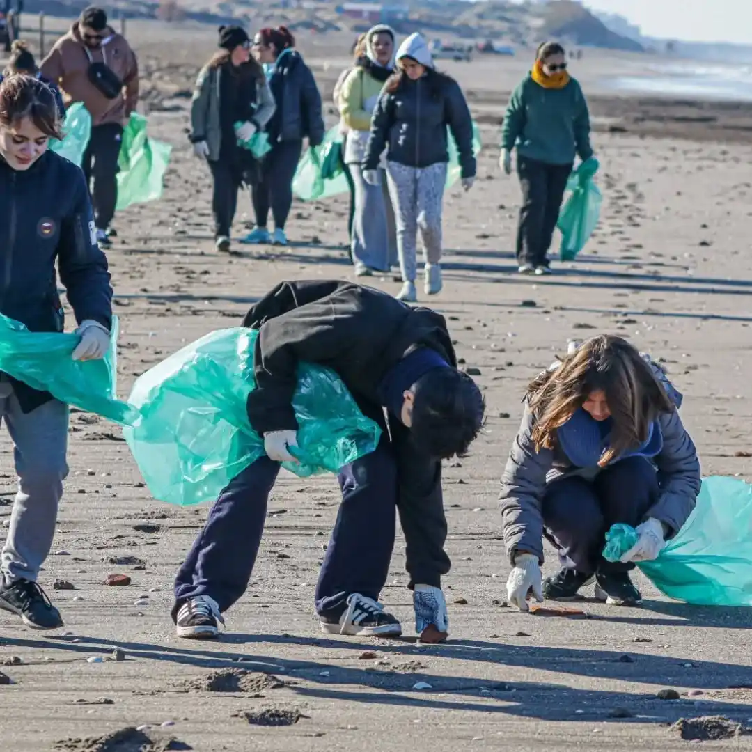 Jornada solidaria en la costa de Monte Hermoso