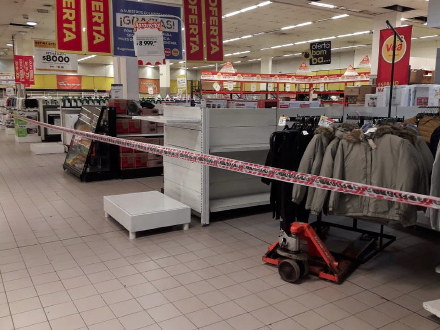 Piden prohibir la venta de ropa, calzado y juguetes en supermercados