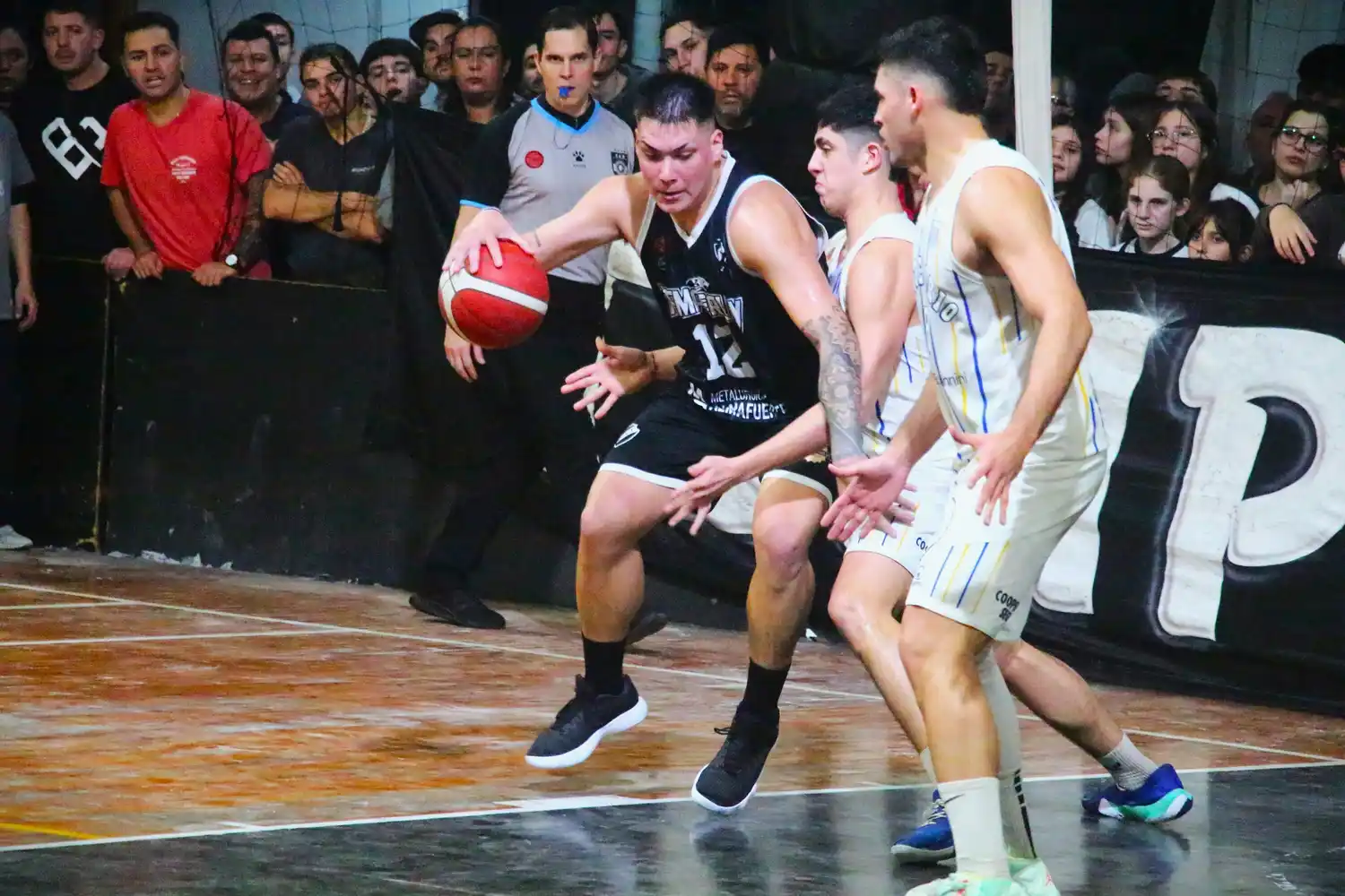 El Negro levantó un gran partido e hizo pesar su localía. La Fiebre ahora define en casa. Foto: Prensa Temperley