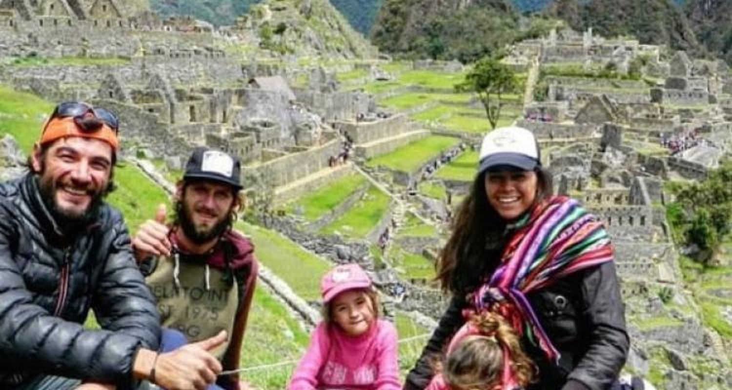 La familia viajera consiguió pasajes