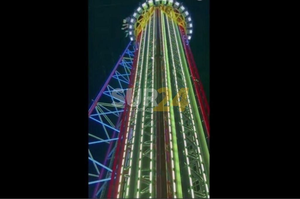 Video del momento en el que un joven cae al vacío de un juego mecánico 