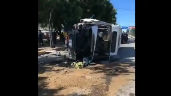 ¡AVENIDA EMPAVADA! Otro autobús se volcó en La Guaira y dejó 8 pasajeros heridos
