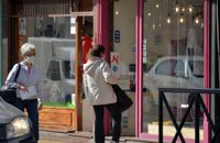 Se extiende desde este lunes el horario de los comercios no esenciales