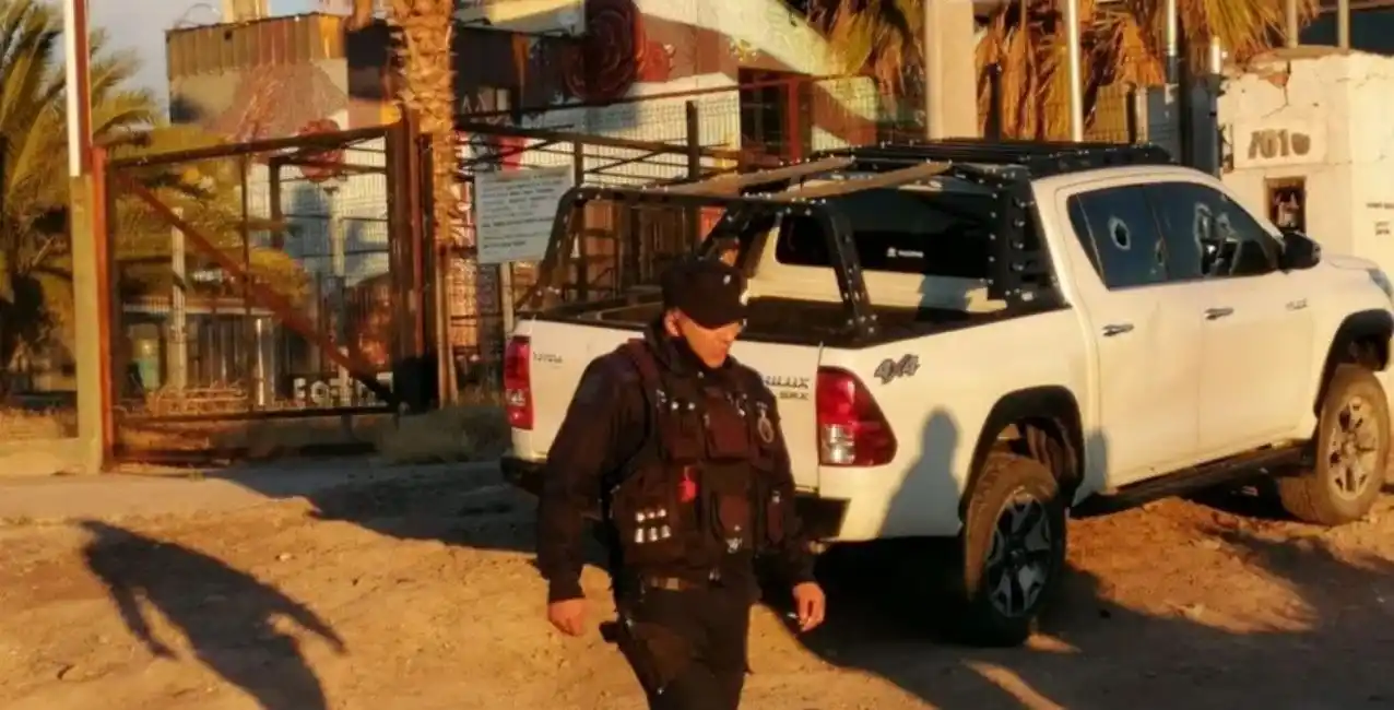 Defendió a una mujer y fue golpeado por diez personas