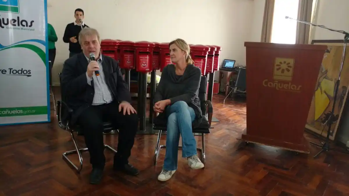 Con la presencia de Gustavo Vera, presentaron buzones "antimafia" en Cañuelas