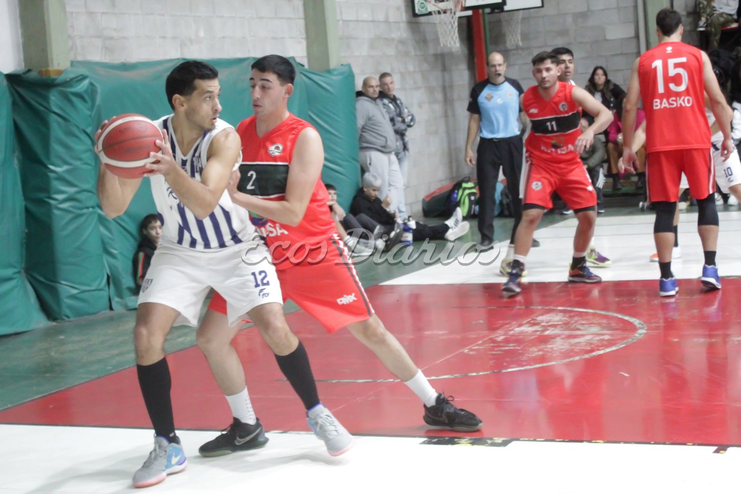 Alan Kruzich sostiene el balón. Jonathan Velázquez lo marca bien de cerca
