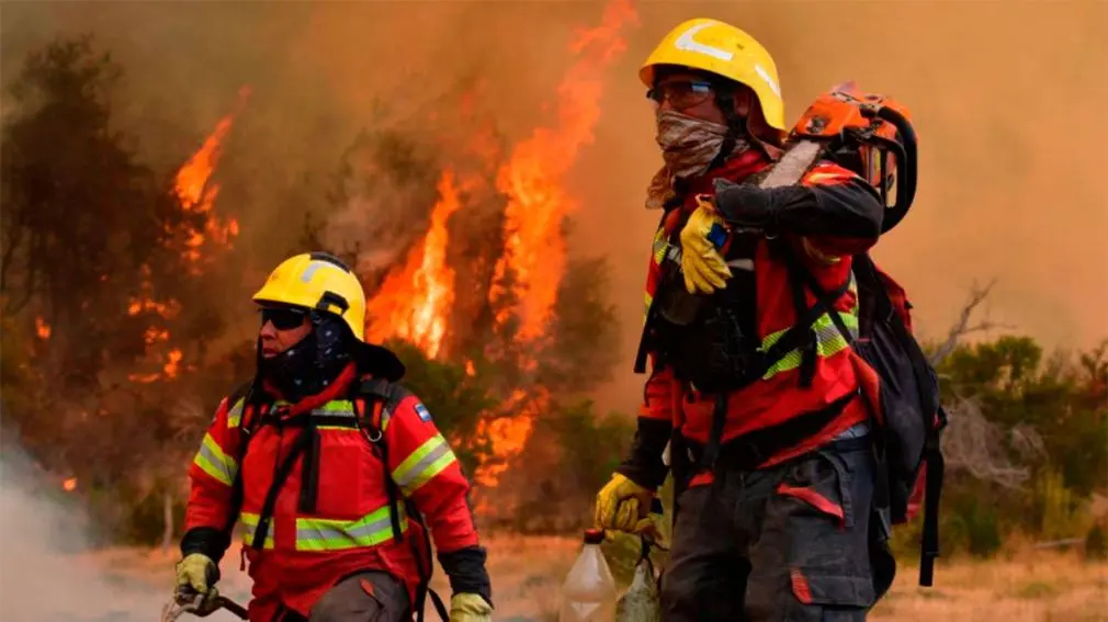 Más de un més después y con casi 300 mil ha quemadas el gobierno reaccionó y envía fondos a los bomberos