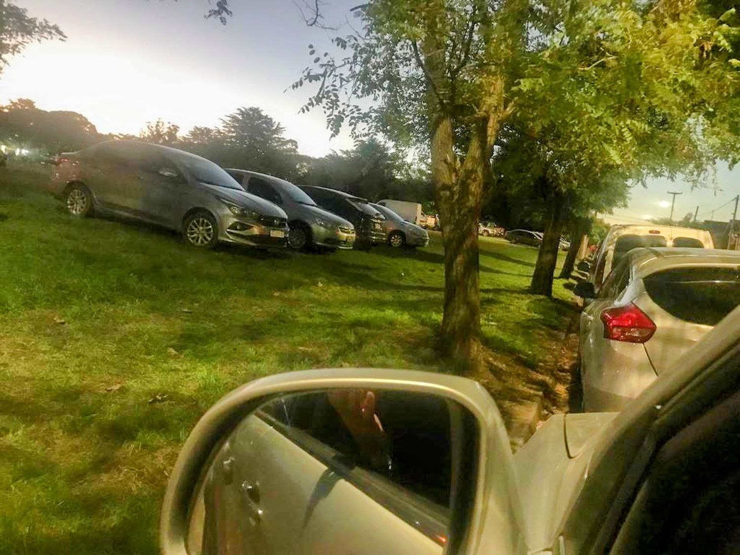 Vecinos se quejaron porque estacionaron autos sobre el Parque de las Banderas