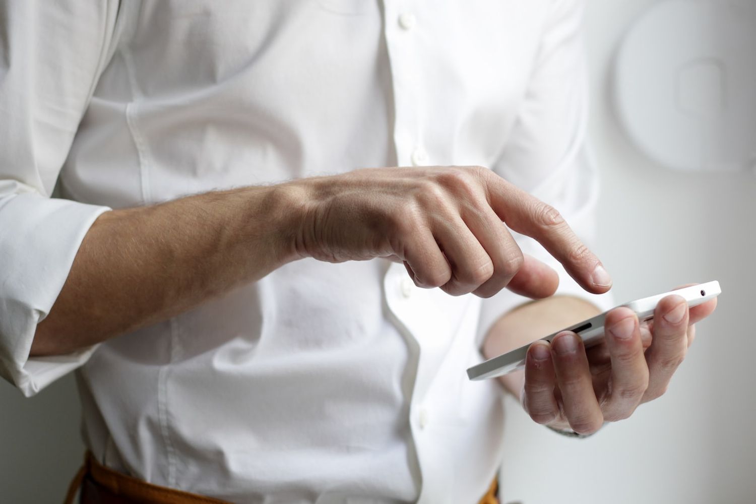 Hombre con celular en la mano