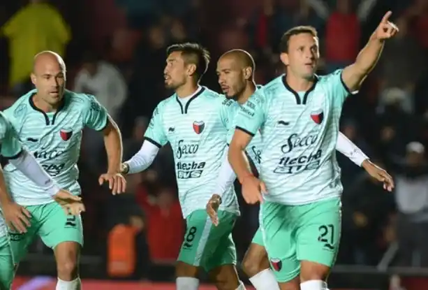 Colón usó una camiseta especial para apoyar a los tripulantes de submarino ARA San Juan