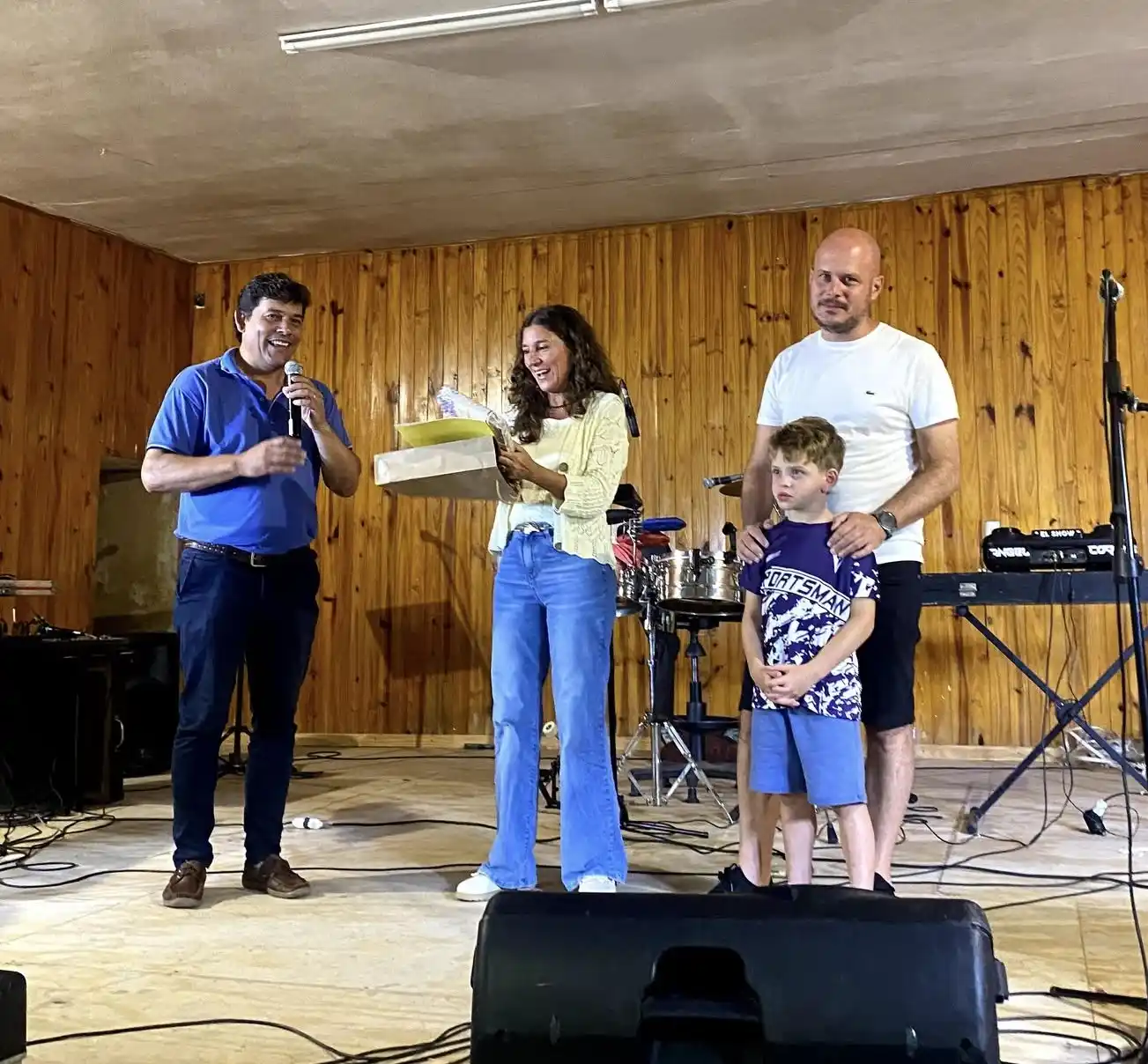 El Presidente comunal, junto a la senadora y al secretario de Vinculación Regional.