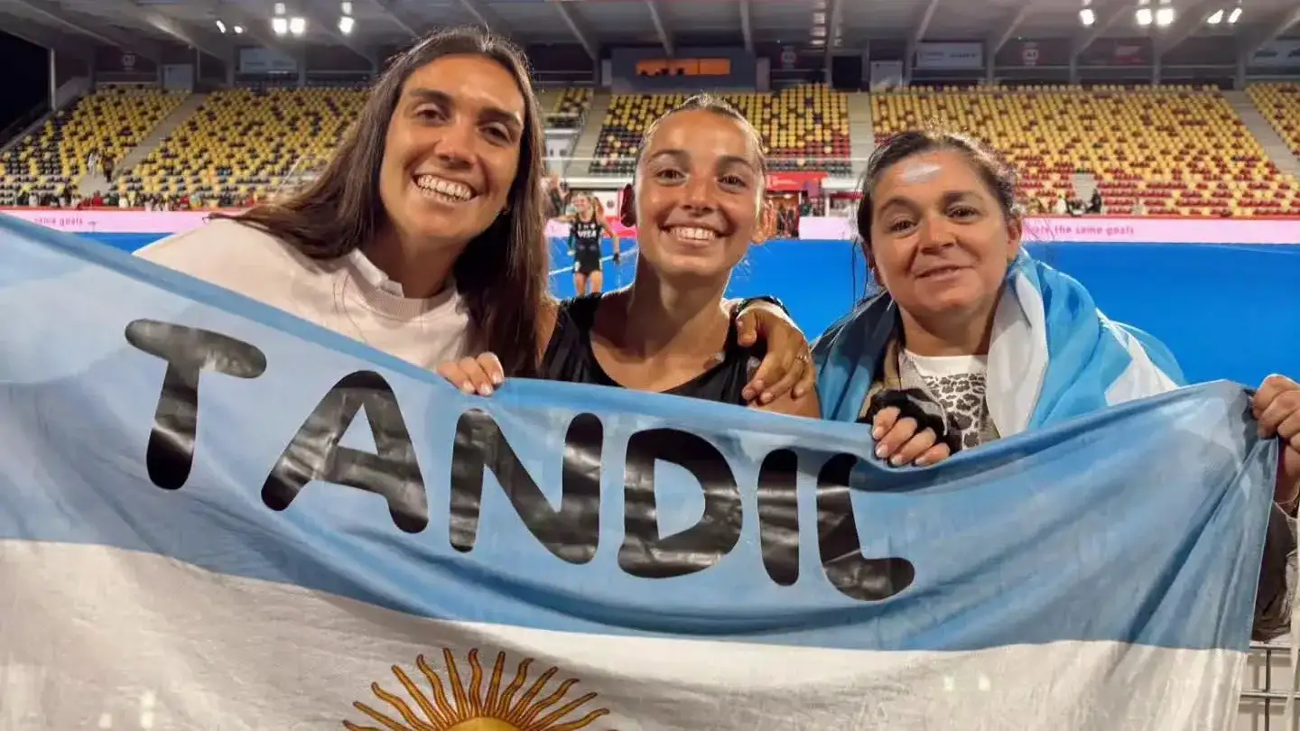 Bruggesser, acompañada por su mamá Elisa y por Paz Lunghi (tandilense que juega en el hockey europeo).