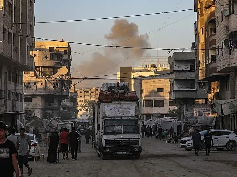 Palestinos desplazados internos evacúan una zona afectada por un ataque aéreo, durante una operación militar israelí en la ciudad de Gaza. EFE