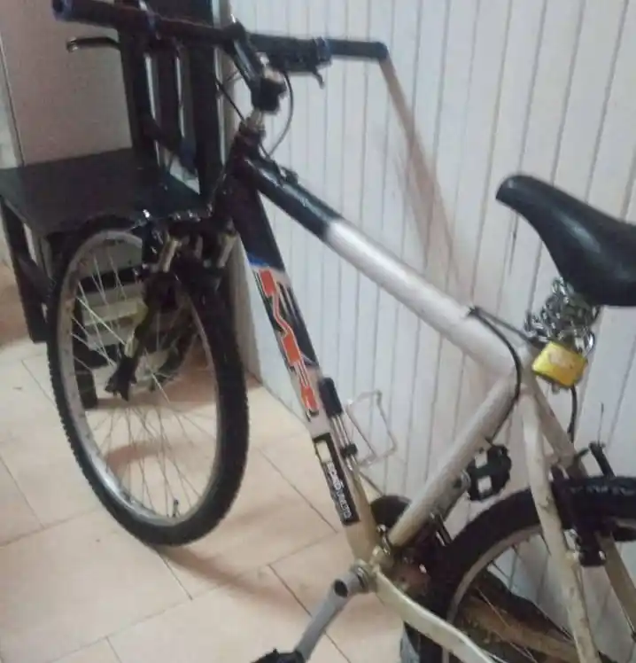 Le robaron la bicicleta en una cancha de fútbol 
