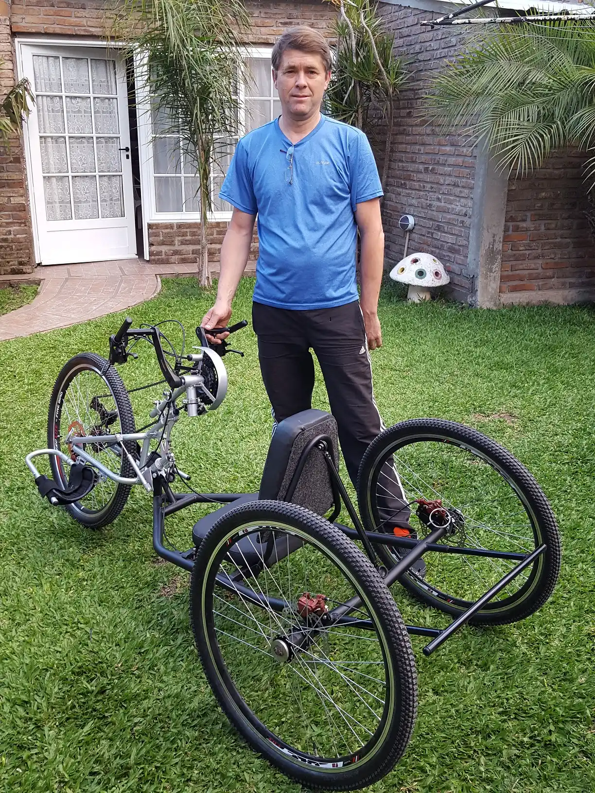 A pedido de un joven que quedó parapléjico, construyó una handbike  desarmable