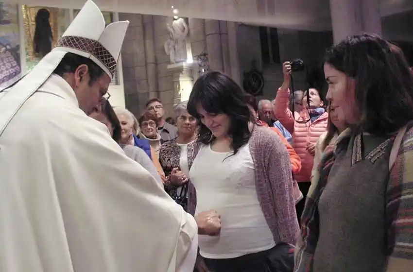 El obispo renovó el compromiso por "salvar las dos vidas"