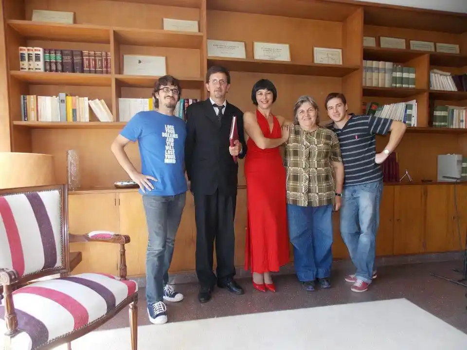 Gabriel Zarich junto a parte del elenco de Opereta Venadense.