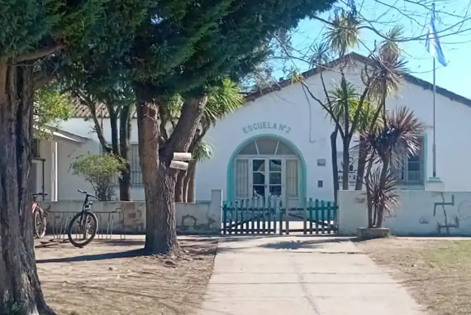 Fachada de una de las escuelas de Mar del Sud involucradas en la denuncia por agua contaminada. Foto: Unidad Fiscal Mar del Plata