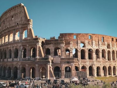Una guía turístico se desplomó y murió en medio de una excursión en el Coliseo romano